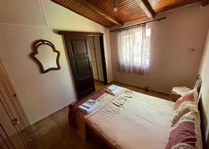 μονοκατοικία στο λουτρακι דירה *